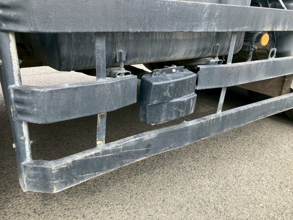 助手席側サイドバンパーにキズ・サビ・曲がりがあります。|三菱 スーパーグレート 2PG-FV70HXの写真27