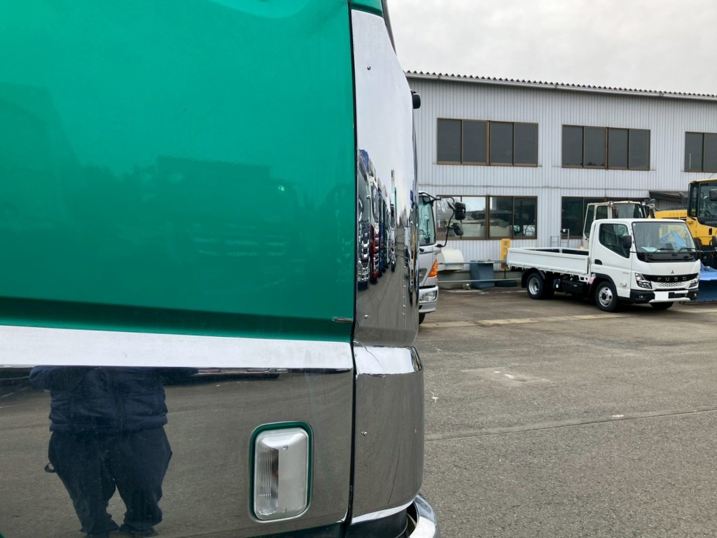 運転席側コーナーパネルにビス止めがされています。|三菱 スーパーグレート 2PG-FV70HXの写真28