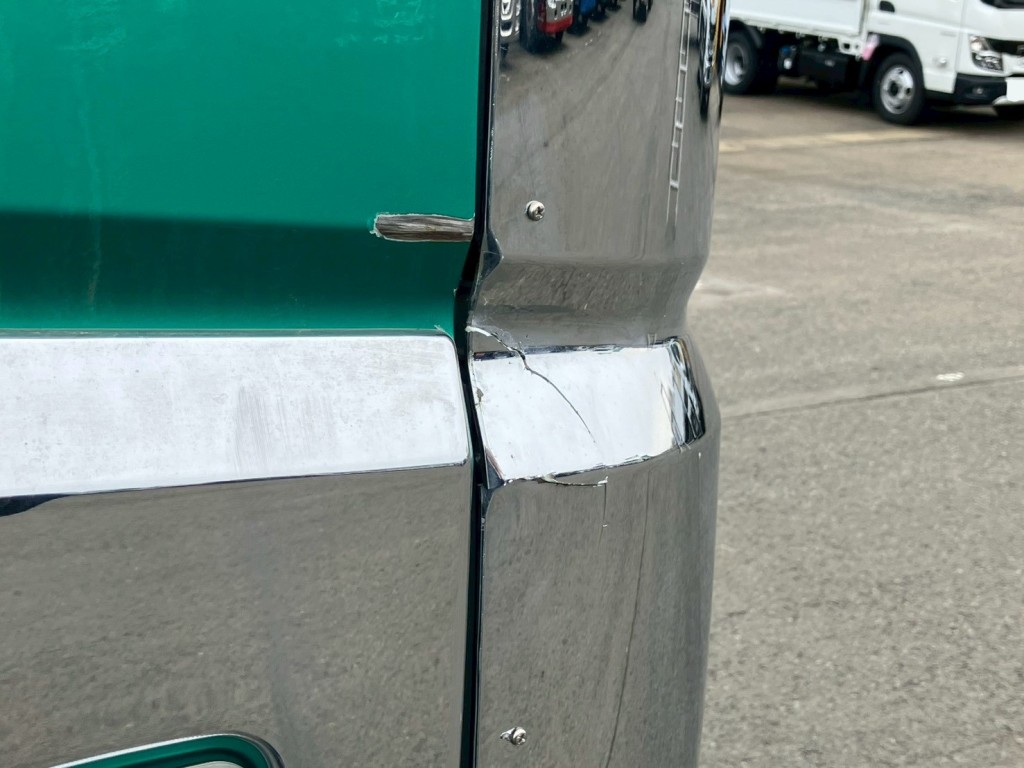 運転席側コーナーパネルに割れがあります。|三菱 スーパーグレート 2PG-FV70HXの写真29