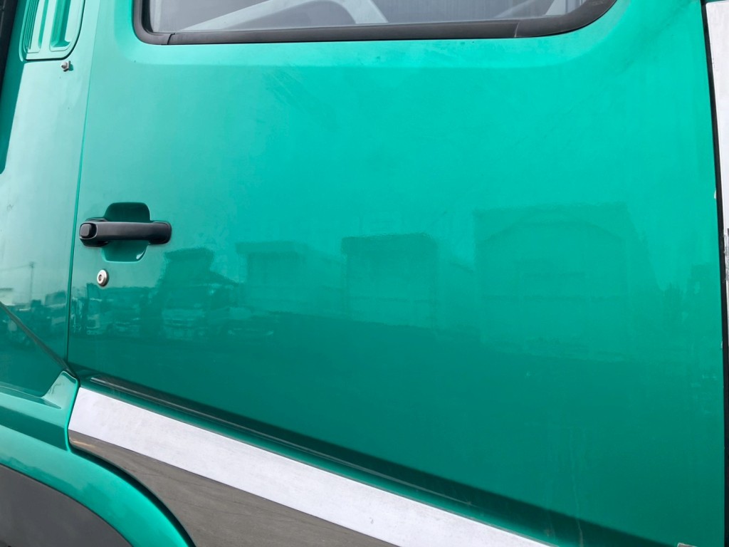 運転席側ドアに看板跡があります。|三菱 スーパーグレート 2PG-FV70HXの写真30