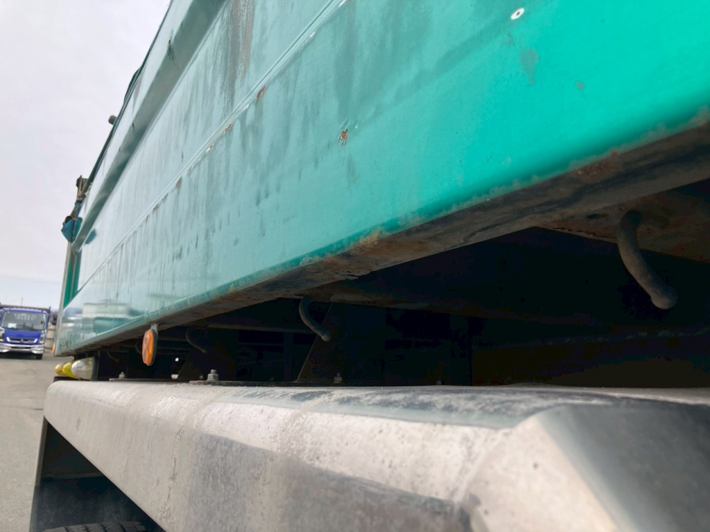 運転席側ボディー下部にサビがあります。|三菱 スーパーグレート 2PG-FV70HXの写真34