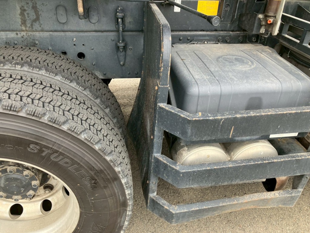 サイドバンパーステーに曲がりがあります。|三菱 スーパーグレート 2PG-FV70HXの写真36