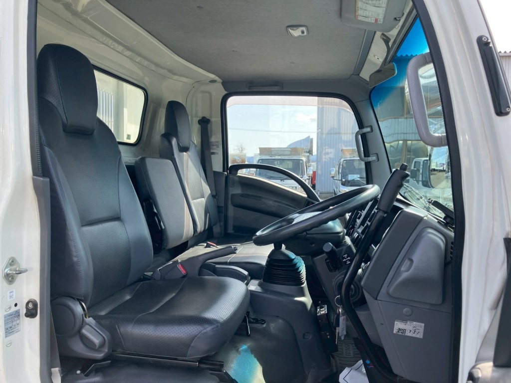 乗車定員は3名です。|いすゞ エルフ SKG-NPR85YN(2WD)の写真8