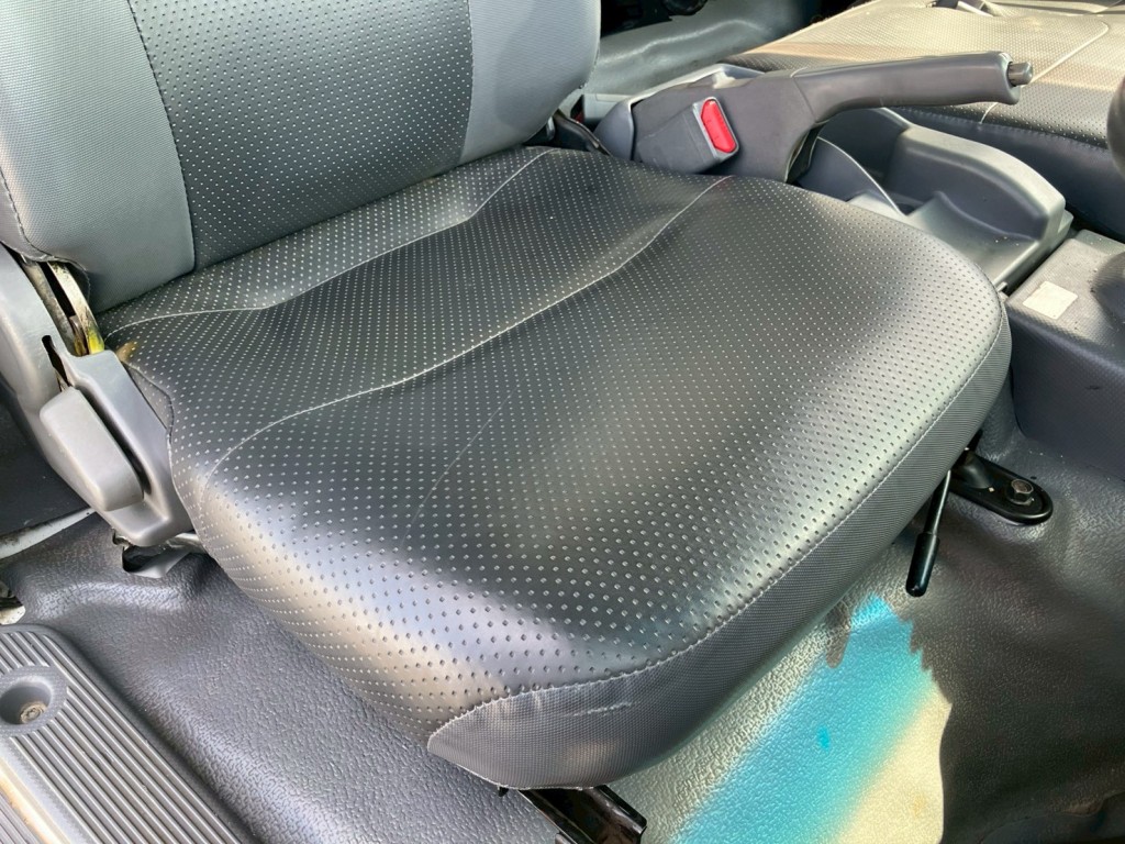 運転席シートにヘタリ・破れがあります。|いすゞ エルフ SKG-NPR85YN(2WD)の写真9