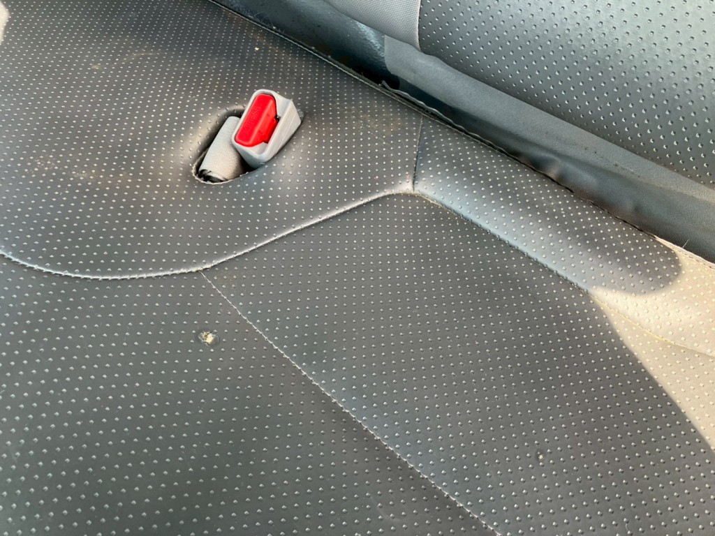 助手席シートに穴があります。|いすゞ エルフ SKG-NPR85YN(2WD)の写真10