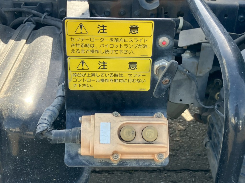 運転席側にスライドの操作スイッチがあります。|いすゞ エルフ SKG-NPR85YN(2WD)の写真18