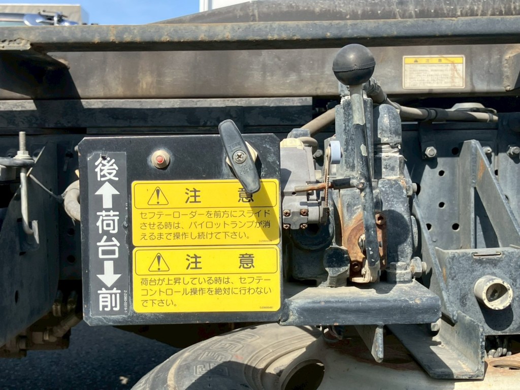 助手席側にスライドの操作レバーがあります。|いすゞ エルフ SKG-NPR85YN(2WD)の写真19