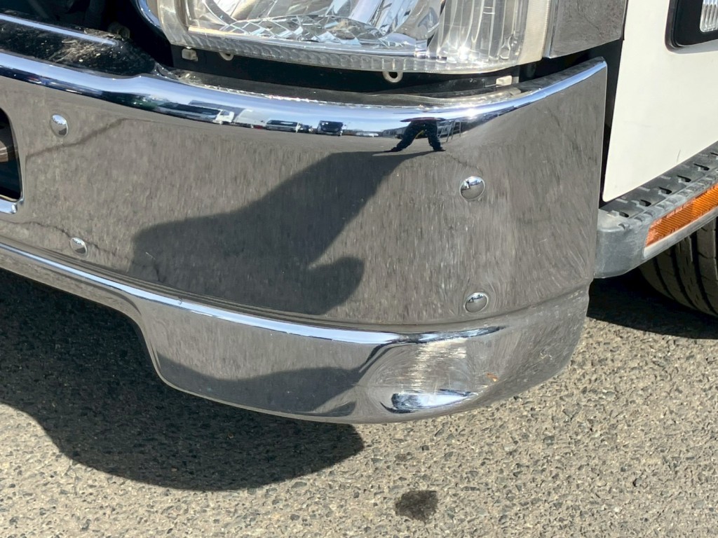 フロントバンパーにキズ・ヘコミがあります。|いすゞ エルフ SKG-NPR85YN(2WD)の写真21