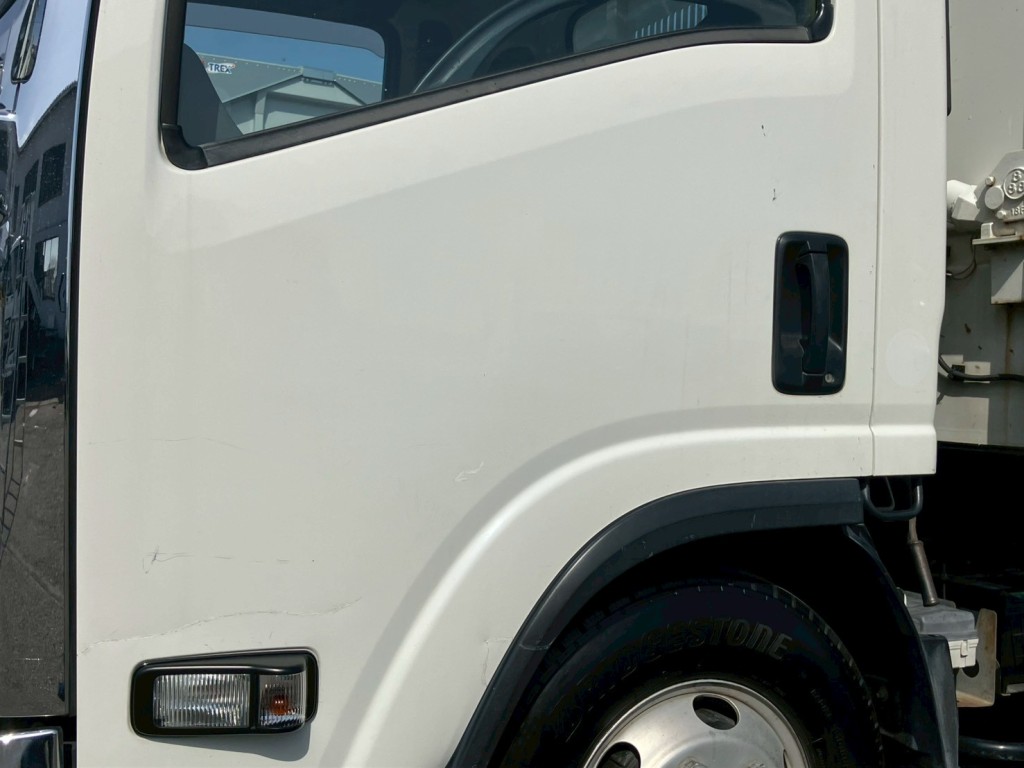 助手席側ドアにキズ・サビ・ヘコミがあります。|いすゞ エルフ SKG-NPR85YN(2WD)の写真23