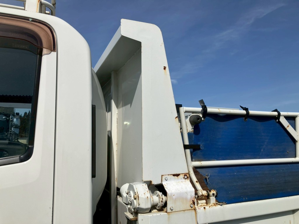 助手席側プロテクター側面にキズ・サビがあります。|いすゞ エルフ SKG-NPR85YN(2WD)の写真24