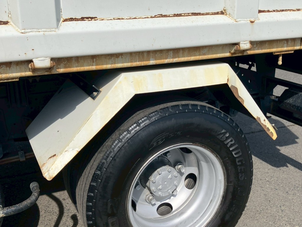 助手席側リアフェンダーにキズ・サビ・ヘコミがあります。|いすゞ エルフ SKG-NPR85YN(2WD)の写真27