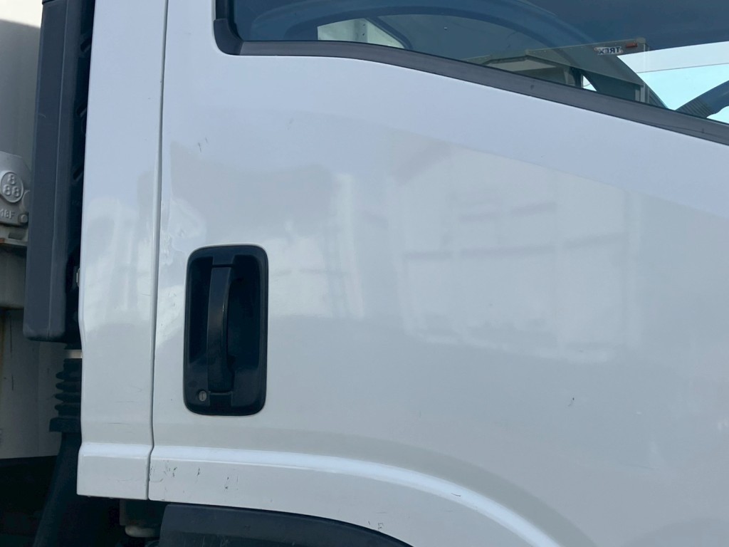 運転席側ドアにキズ・ヘコミがあります。|いすゞ エルフ SKG-NPR85YN(2WD)の写真29