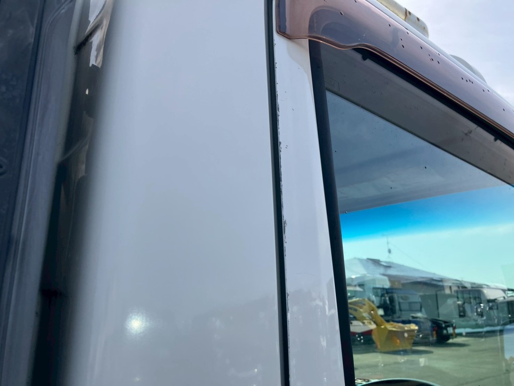 運転席側ドアにキズがあります。|いすゞ エルフ SKG-NPR85YN(2WD)の写真30