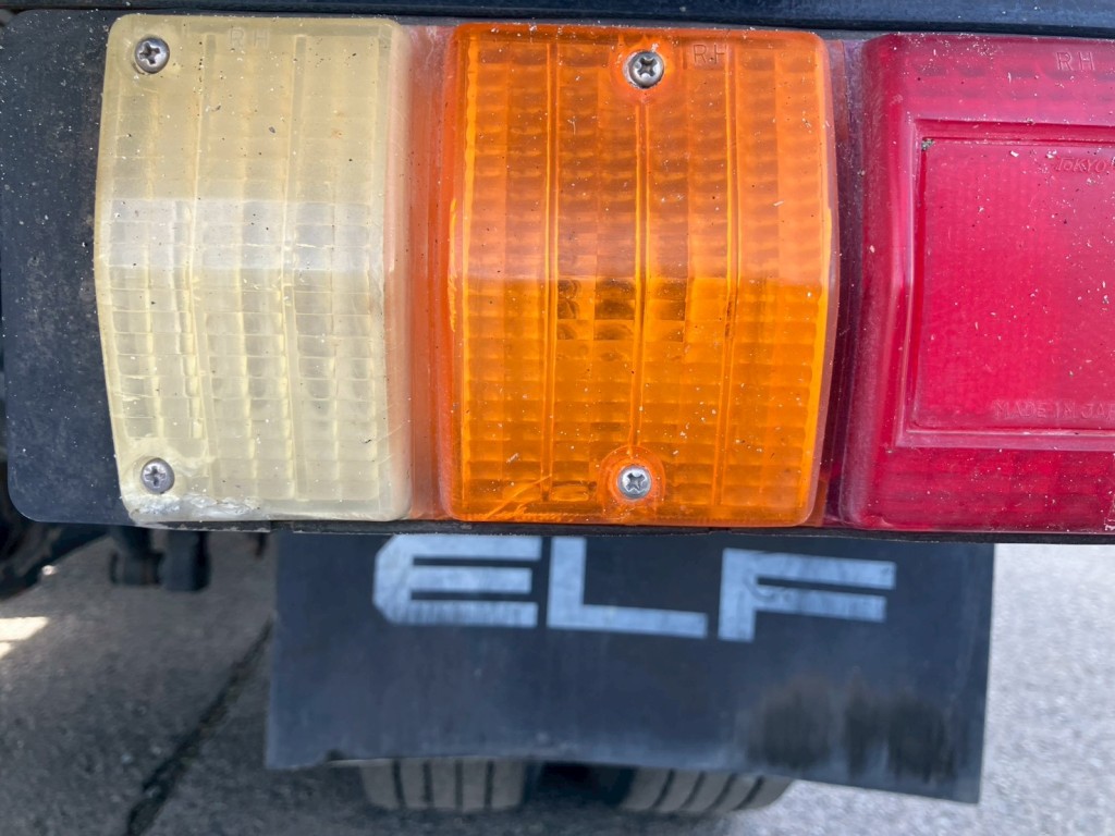 右側テールランプレンズに亀裂があります。|いすゞ エルフ SKG-NPR85YN(2WD)の写真36