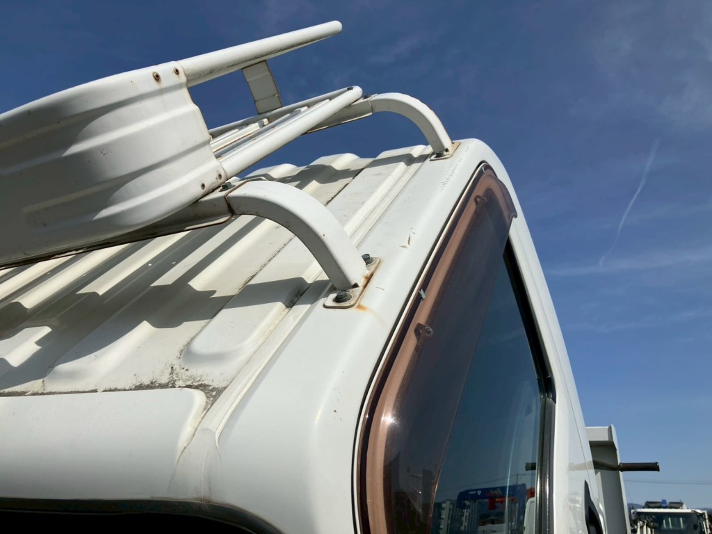 助手席側ルーフ側面にキズ・サビ・ヘコミがあります。|いすゞ エルフ SKG-NPR85YN(2WD)の写真43