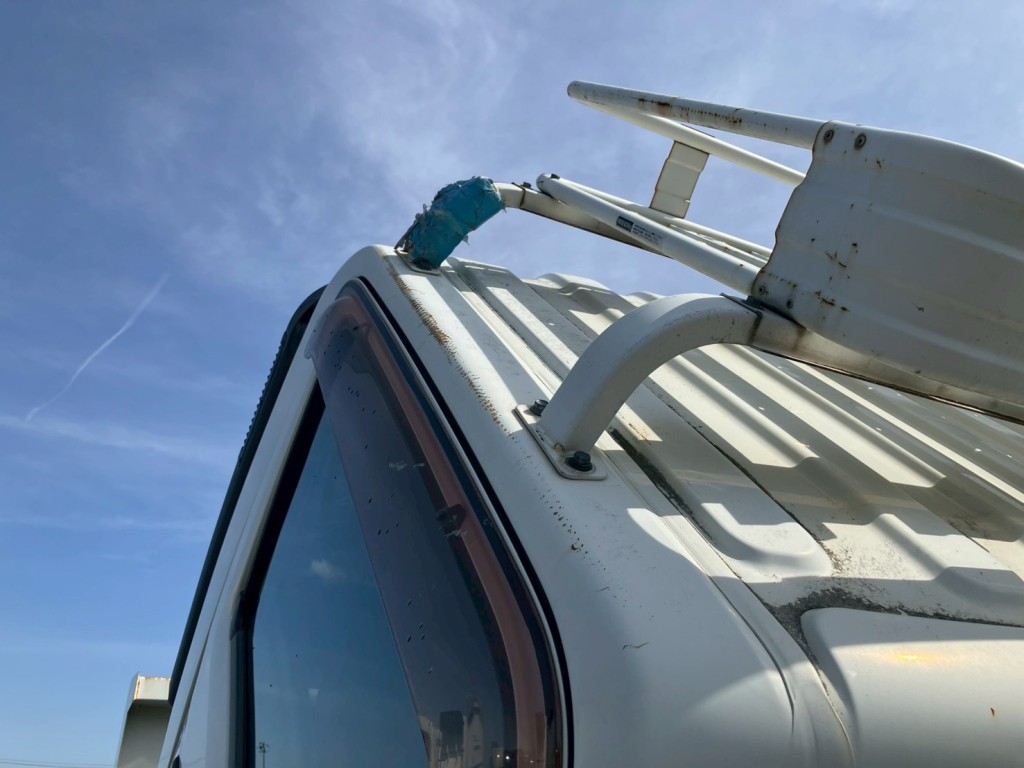 運転席側ルーフ側面にキズ・サビ・ヘコミがあります。|いすゞ エルフ SKG-NPR85YN(2WD)の写真44