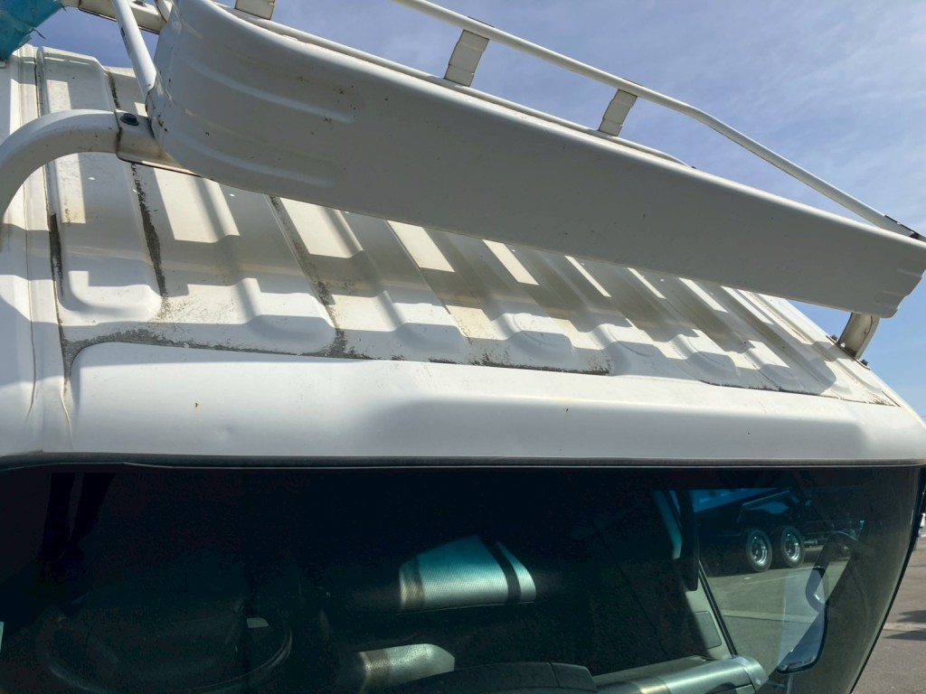 ルーフ前方側面にキズ・サビ・ヘコミがあります。|いすゞ エルフ SKG-NPR85YN(2WD)の写真45