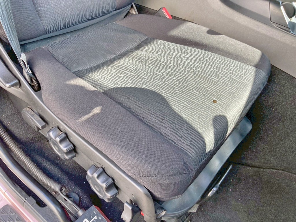 運転席座面にヘタリ・穴あきがあります。|三菱 スーパーグレート 2PG-FS74HZの写真8