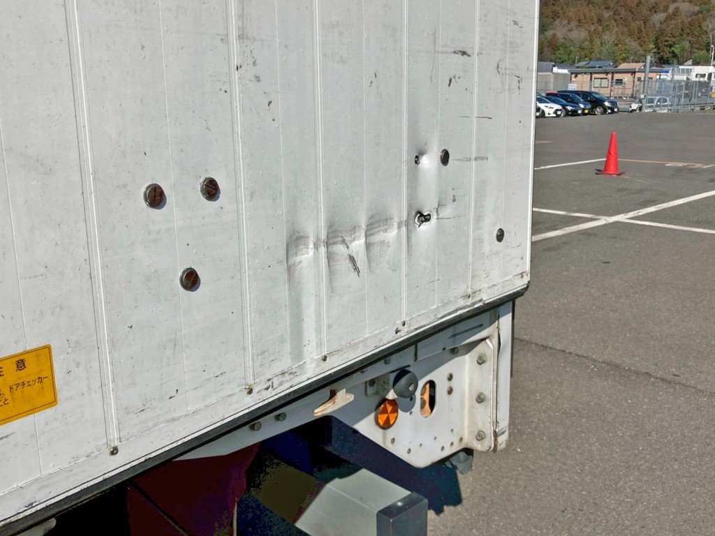 助手席側リヤドア内側にヘコミがあります。|三菱 スーパーグレート 2PG-FS74HZの写真13