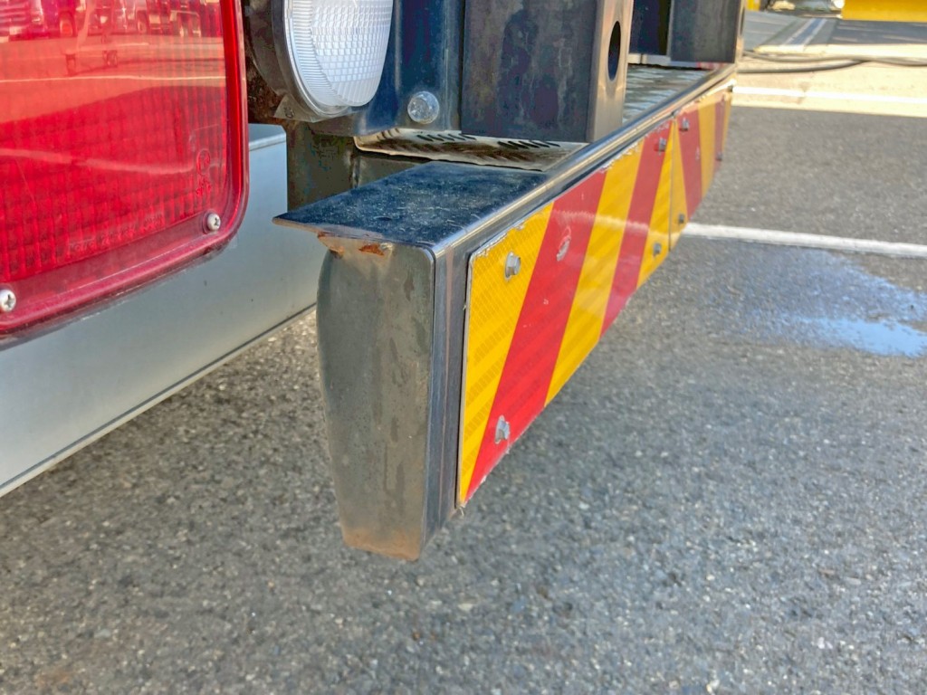 リヤステップ側面に曲がりがあります。|三菱 スーパーグレート 2PG-FS74HZの写真14