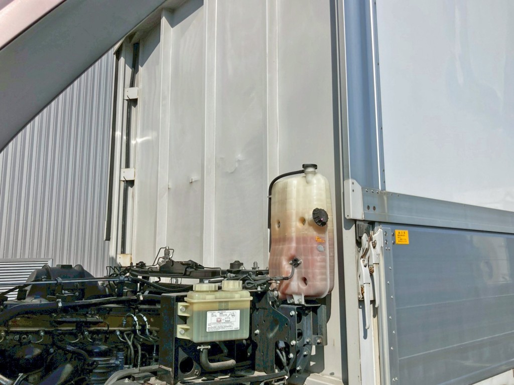 前壁に膨らみ箇所があります。|三菱 スーパーグレート 2PG-FS74HZの写真16