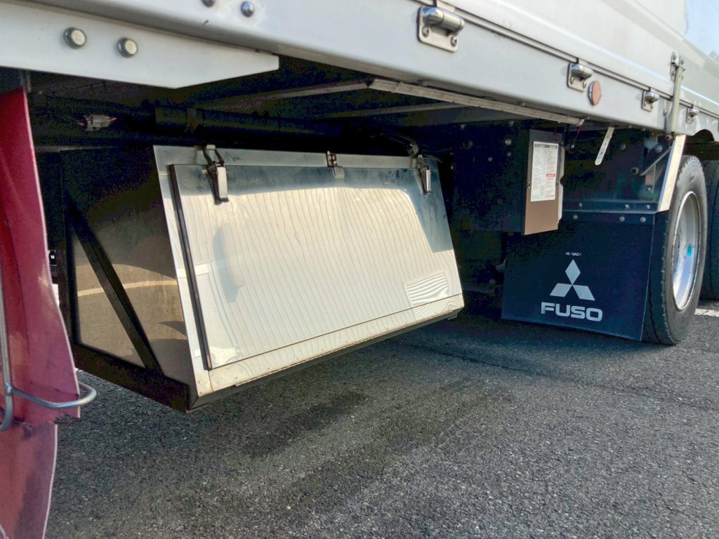 ボディー運転席側後方にステンレス製の工具箱が付いています。|三菱 スーパーグレート 2PG-FS74HZの写真17