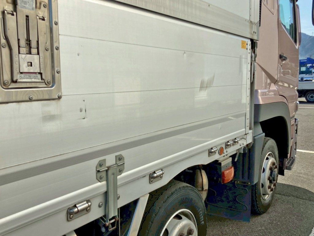 運転席側アオリ前方にキズ・ヘコミがあります。|三菱 スーパーグレート 2PG-FS74HZの写真19