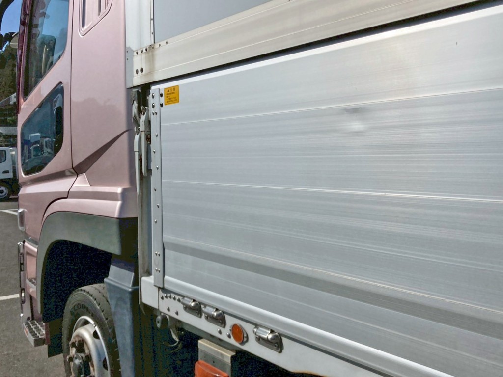 助手席側アオリ前方にヘコミがあります。|三菱 スーパーグレート 2PG-FS74HZの写真20