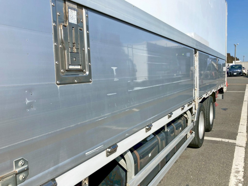 助手席側アオリにキズ・ヘコミがあります。(中央部)|三菱 スーパーグレート 2PG-FS74HZの写真21