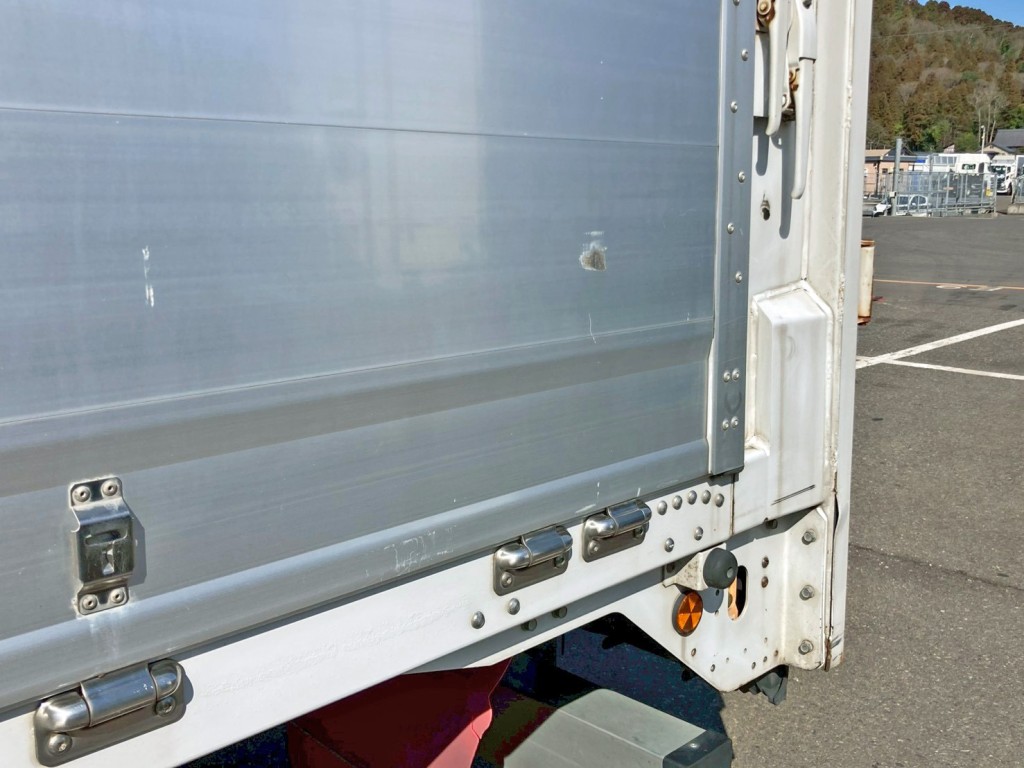 助手席側アオリにキズ・ヘコミがあります。(後端)|三菱 スーパーグレート 2PG-FS74HZの写真23