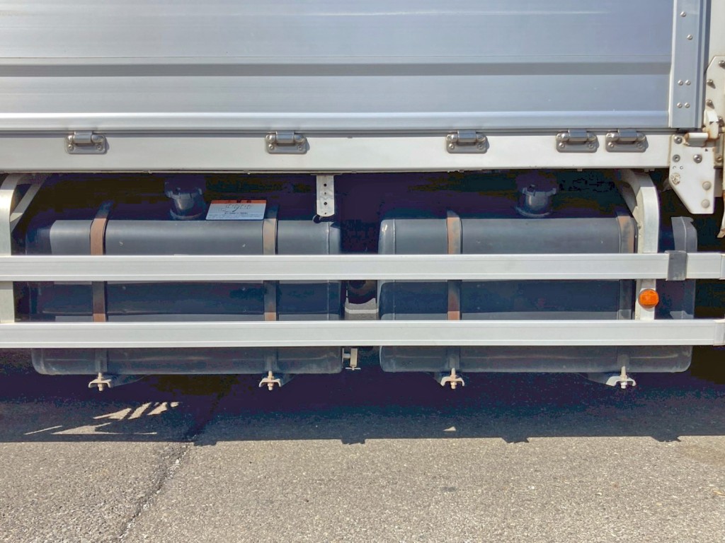 燃料タンクは300Lが2つ付いています。|三菱 スーパーグレート 2PG-FS74HZの写真25