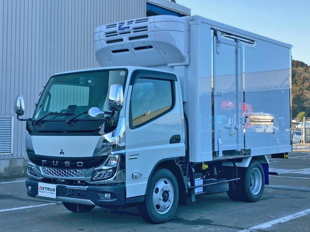 フロント周り、メッキパーツで飾っています。|三菱 キャンター 2RG-FBAV0(2WD)の写真1