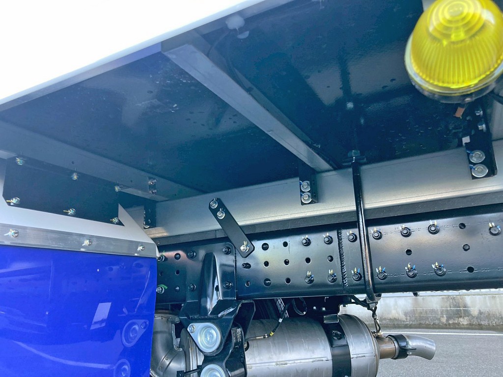 シャーシとネタの状態です。(縦ネタ・横ネタは鉄製です)|三菱 キャンター 2RG-FBAV0(2WD)の写真6