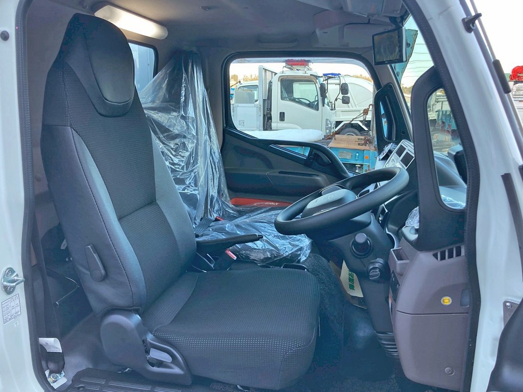 乗車定員は3名です。|三菱 キャンター 2RG-FBAV0(2WD)の写真7