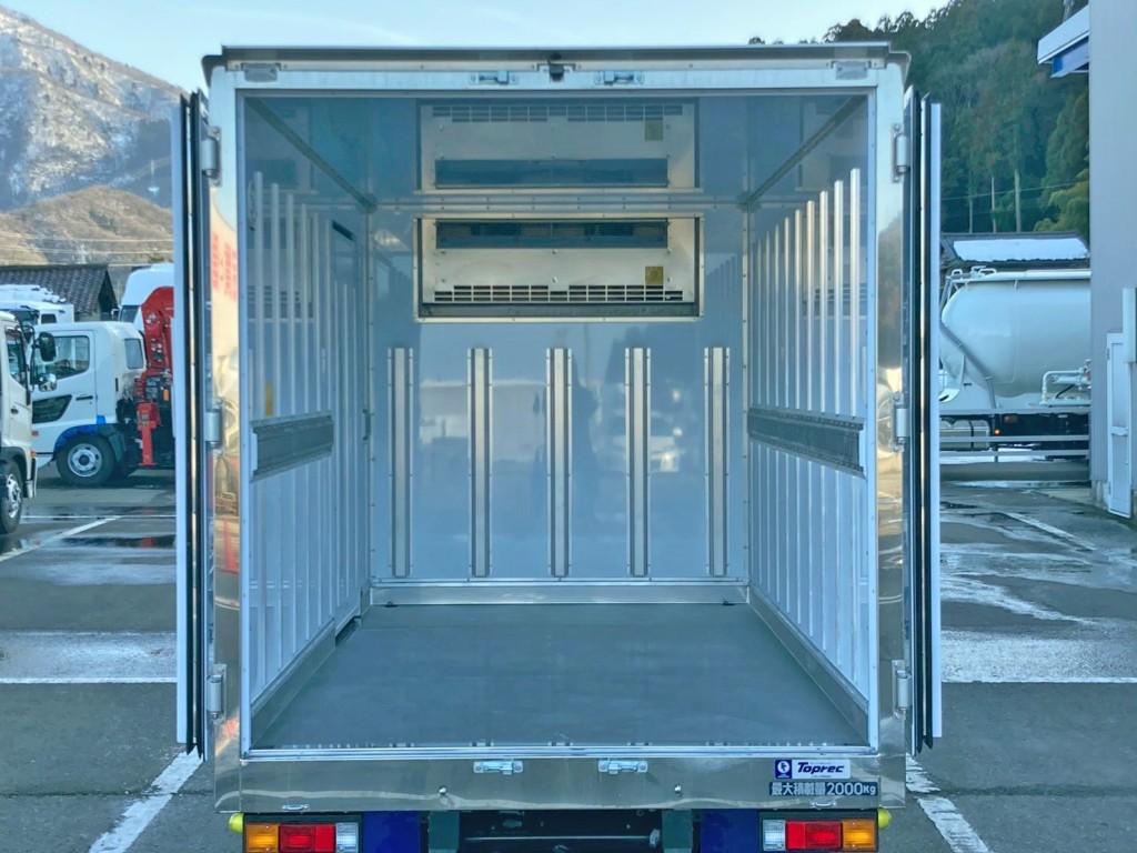 門口周りはステンレス製です。|三菱 キャンター 2RG-FBAV0(2WD)の写真12