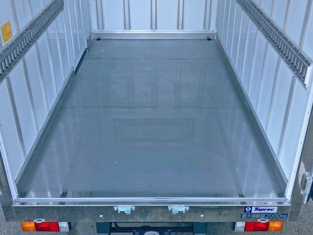 床はステンレス製です。|三菱 キャンター 2RG-FBAV0(2WD)の写真13