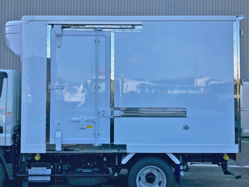 ボディー助手席側前方にスライド式のサイドドアが付いています。|三菱 キャンター 2RG-FBAV0(2WD)の写真17