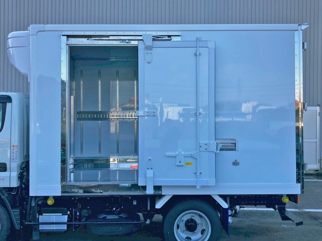 サイドドアを開いた状態です。(門口周りはステンレス製です)|三菱 キャンター 2RG-FBAV0(2WD)の写真18