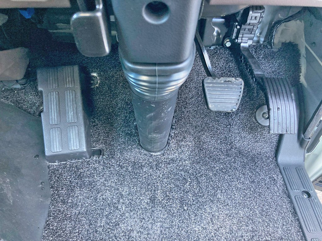 2ペダル仕様です。|三菱 キャンター 2RG-FBAV0(2WD)の写真26