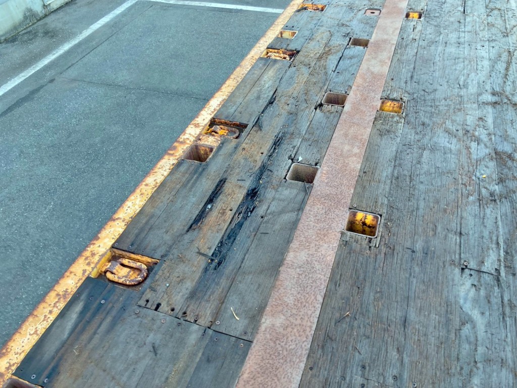 床板中央助手席側に割れがあります。|東急  TF36H2C3の写真11