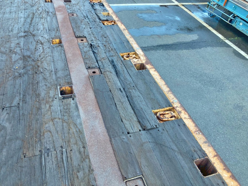 床板中央運転席側に割れがあります。|東急  TF36H2C3の写真12