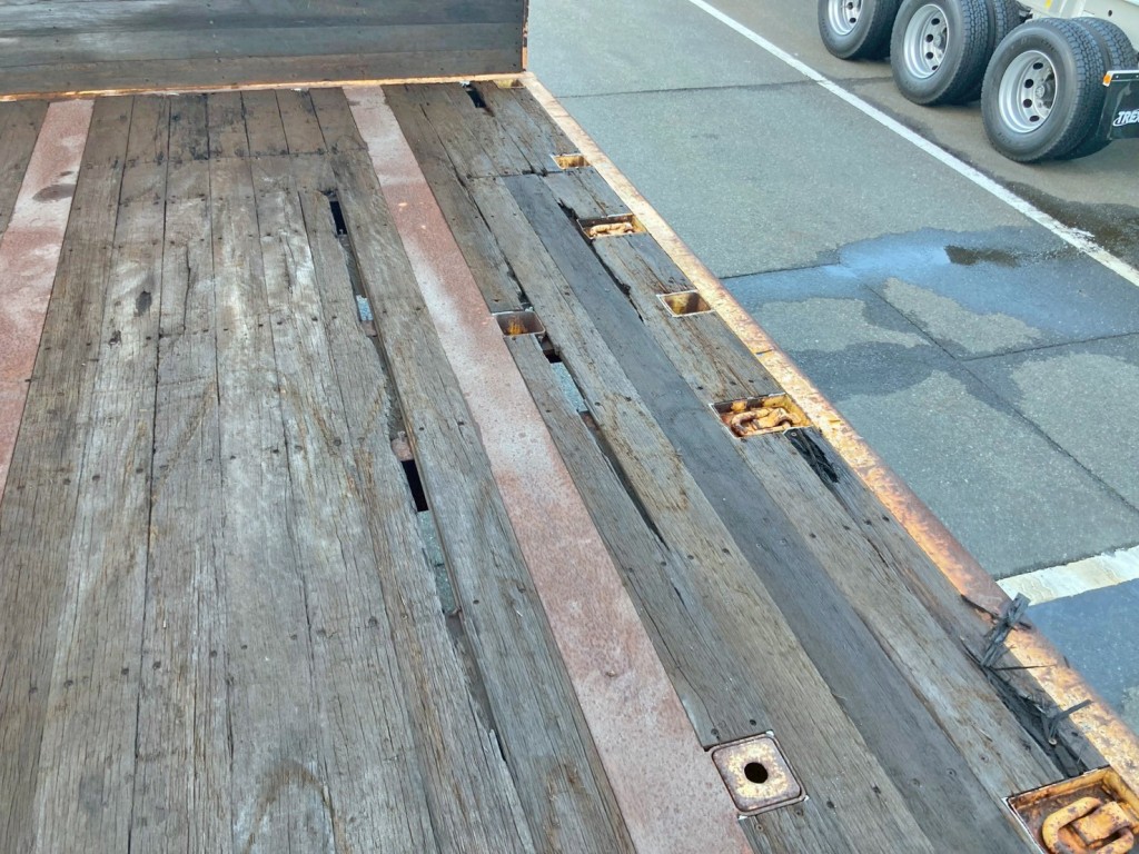 床板前方転席側に割れがあります。|東急  TF36H2C3の写真13