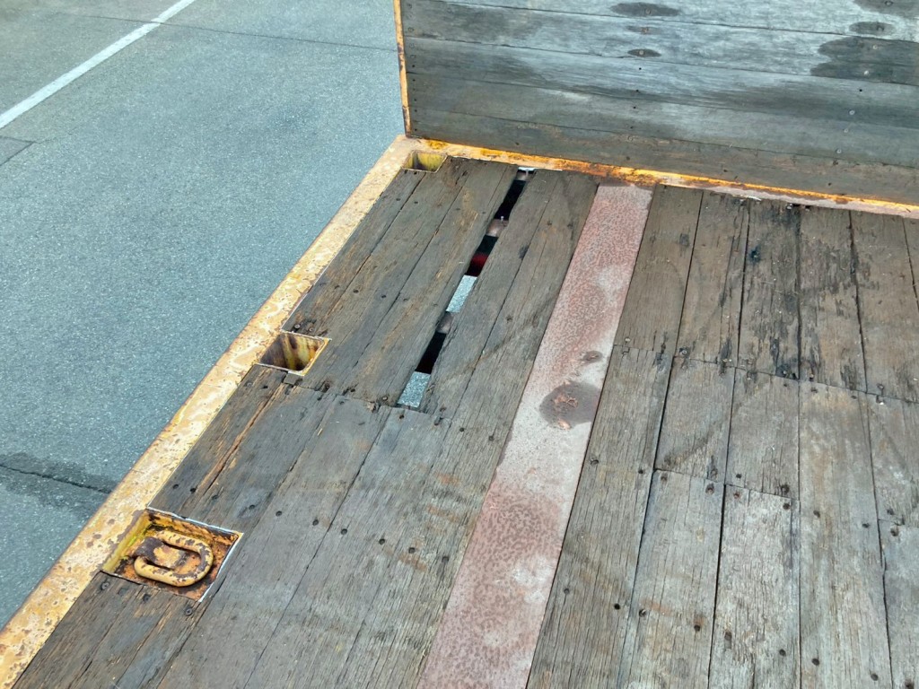 床板前方助手側に割れがあります。|東急  TF36H2C3の写真14