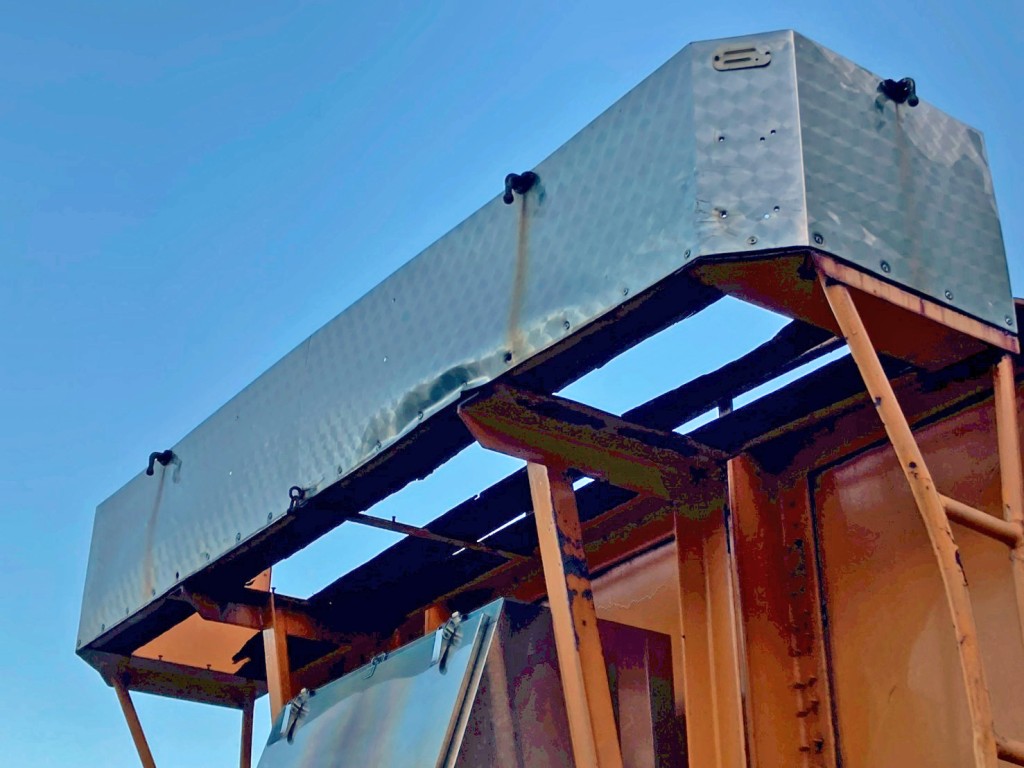 シートデッキはウロコステンが張られています。(一部歪みがあります)|東急  TF36H2C3の写真17