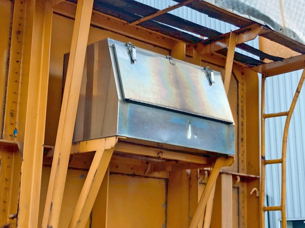 シートデッキ下部にステンレス製の工具箱が付いています。|東急  TF36H2C3の写真19