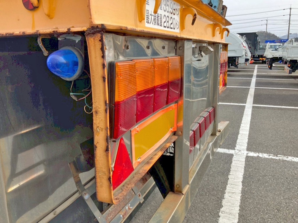 助手席側テールランプブラケットに曲がりがあります。|東急  TF36H2C3の写真27