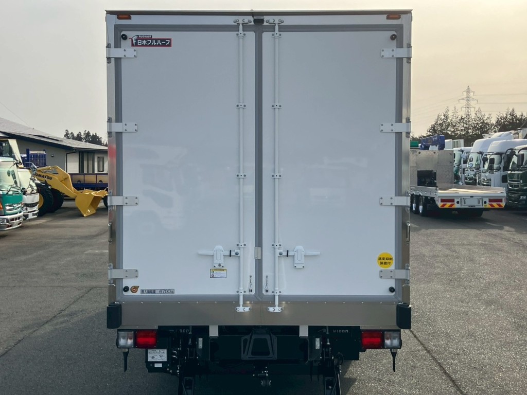 門口周りはステンレス製です。|日野 レンジャー 2KG-FE2ACGの写真8