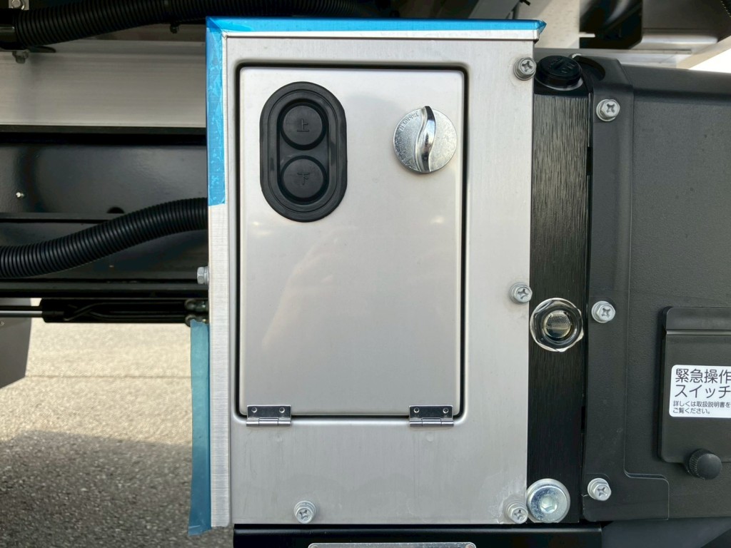ゲートの昇降スイッチです。|日野 レンジャー 2KG-FE2ACGの写真14