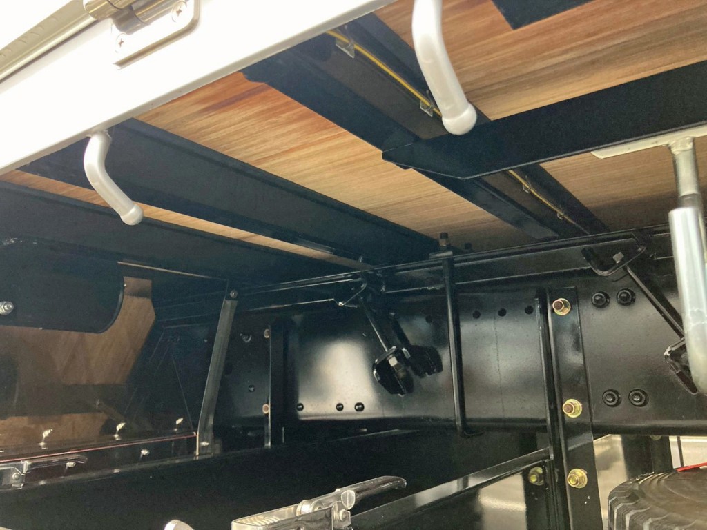 シャーシとネタの状態です。(縦ネタ・横ネタは鉄製です)|三菱 スーパーグレート 2PG-FS84HZの写真6