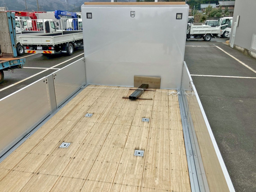 床板前方にスタンション穴が2対付いています。|三菱 スーパーグレート 2PG-FS84HZの写真9